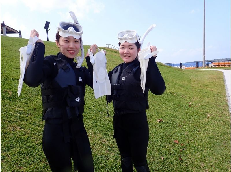 【沖繩縣本部町】即使在冬天也能暢泳！ 3人及以上團體可享私人猩猩礁海灘浮潛之旅。不與其他團體混團。歡迎初學者！の紹介画像