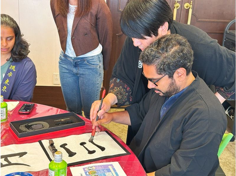 【神奈川・湘南】書道アートフルコース〜書道家「斑」が幸運の書道で巻物と手ぬぐいorトートバックorTシャツ作成（初心者歓迎・手ぶらOK）の紹介画像