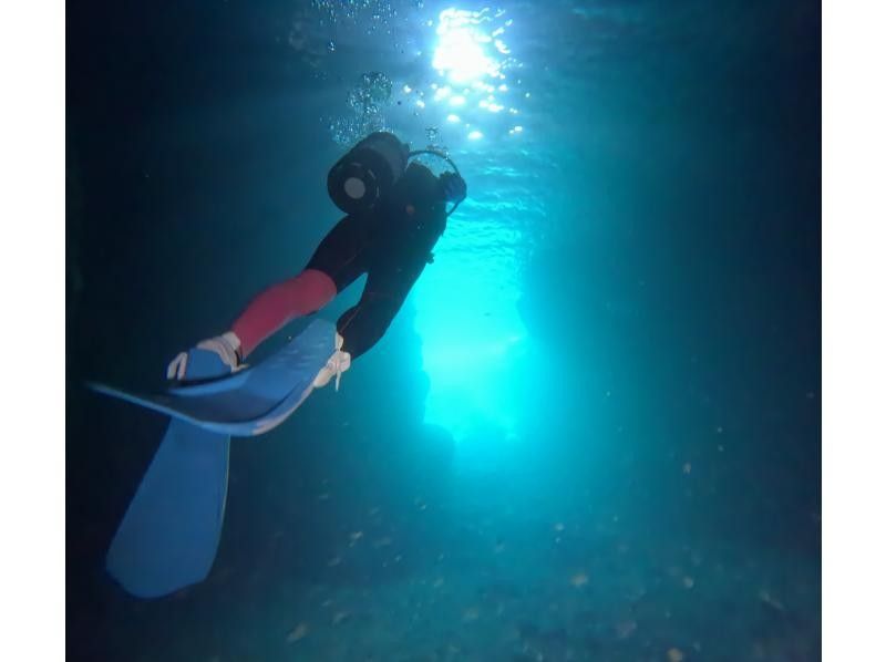 [Okinawa Blue Cave] Popular with women and children! Blue Cave Boat Diving Plan ~ High probability of being guided to the Blue Cave! (Unlimited photo and video taking + free feeding)の紹介画像