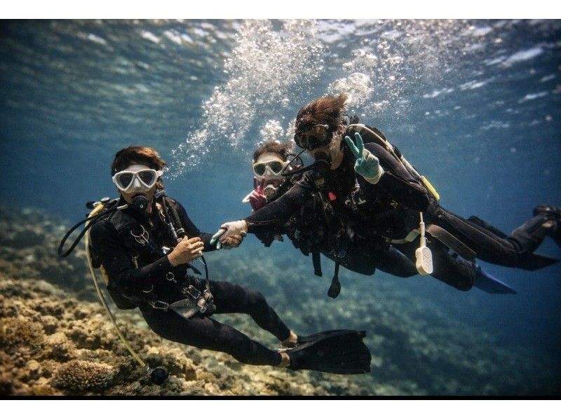 【沖縄・青の洞窟】１組限定価格！体験ダイビング貸切プラン！＜２時間半＞☆ボート併用で『高確率』で青の洞窟に案内可能☆餌付け、写真、動画付き！の紹介画像