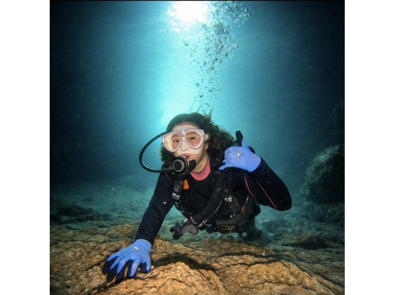 【沖縄・青の洞窟】１組限定価格！体験ダイビング貸切プラン！＜２時間半＞☆ボート併用で『高確率』で青の洞窟に案内可能☆餌付け、写真、動画付き！の紹介画像