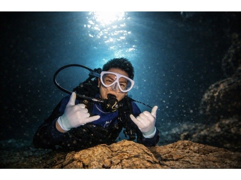 【沖縄・青の洞窟】１組限定価格！体験ダイビング貸切プラン！＜２時間半＞☆ボート併用で『高確率』で青の洞窟に案内可能☆餌付け、写真、動画付き！の紹介画像