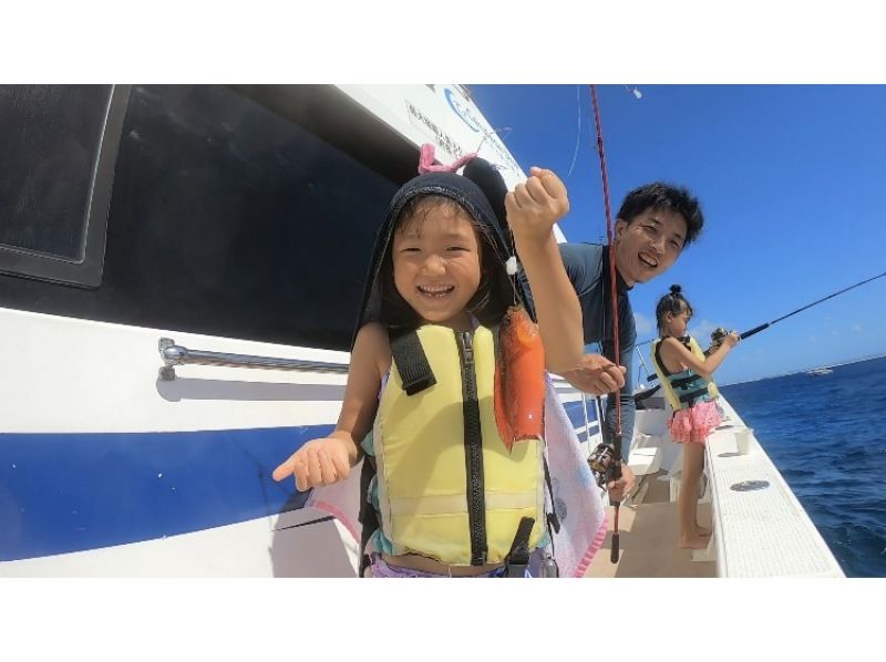 【沖縄・那覇発・4時間】57名乗り大型クルーザー貸切！到着日もOK 半日コース♪ 無人島周辺の美しい海でシュノーケリングやBBQが楽しめる☆の紹介画像