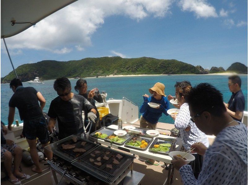【沖縄・那覇発・4時間】57名乗り大型クルーザー貸切！到着日もOK 半日コース♪ 無人島周辺の美しい海でシュノーケリングやBBQが楽しめる☆の紹介画像