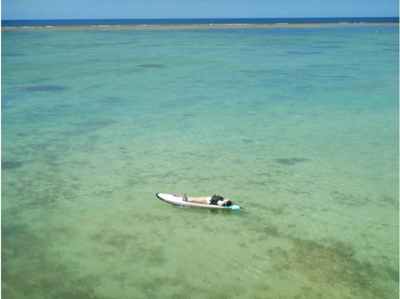 [Churaumi Aquarium, Nakijin Village, Kouri Island Area, and Hidden Beaches] Time when the sea and sky awaken. Sunrise SUP Cruising (90 minutes)の紹介画像