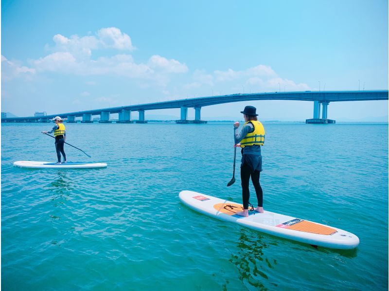 【滋賀・真野浜】朝のびわ湖へ漕ぎ出そう！ 琵琶湖大橋を眺めるSUP＆ビーチモーニングの紹介画像