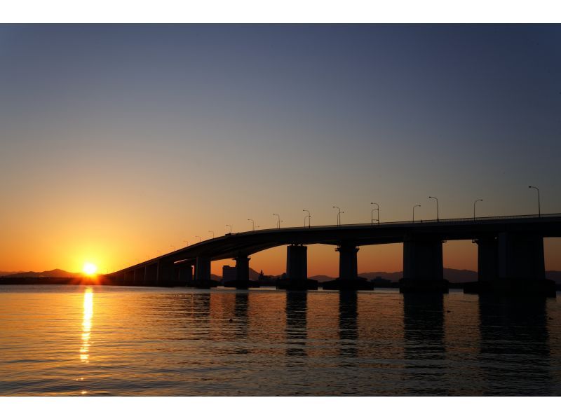 【滋賀・真野浜】朝のびわ湖へ漕ぎ出そう！ 琵琶湖大橋を眺めるSUP＆ビーチモーニングの紹介画像