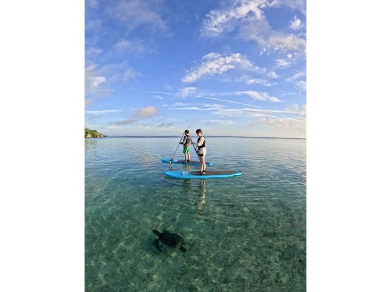 [冲绳，宫古岛] SUP＆浮潜之旅！豪华套餐，让您同时享受两种乐趣！悠闲地乘船游览清澈的海水，在私人场所游泳！の紹介画像
