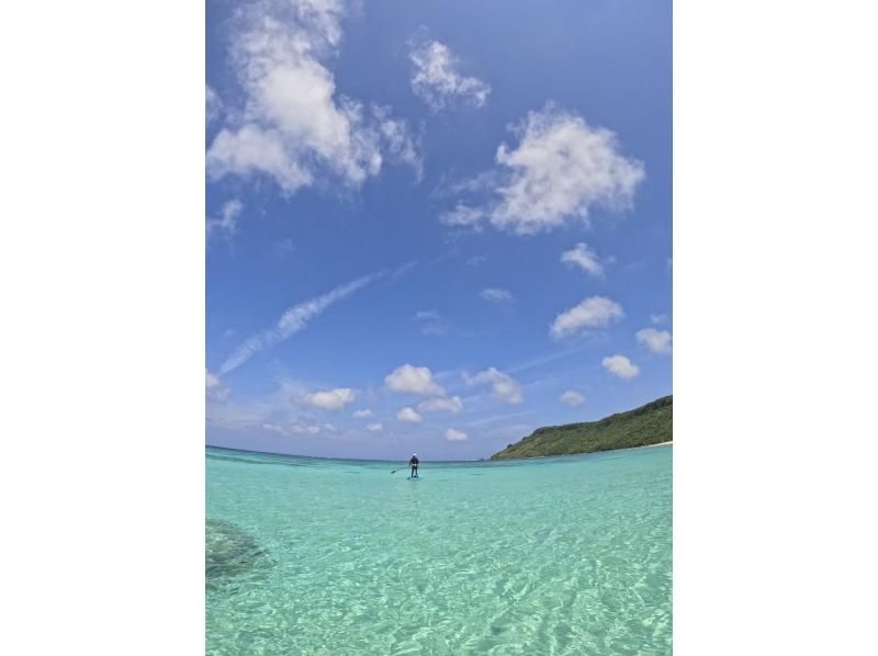 [冲绳，宫古岛] SUP＆浮潜之旅！豪华套餐，让您同时享受两种乐趣！悠闲地乘船游览清澈的海水，在私人场所游泳！の紹介画像