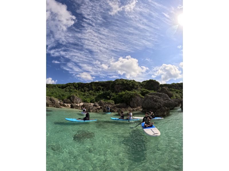 [冲绳，宫古岛] SUP＆浮潜之旅！豪华套餐，让您同时享受两种乐趣！悠闲地乘船游览清澈的海水，在私人场所游泳！の紹介画像