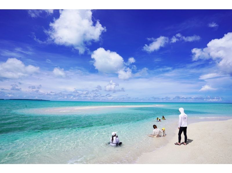 【少人数制ツアー】宮古ブルーに浮かぶ幻の浜「ユニの浜」カヤックツアー！最大２組限定・ドローン撮影付きの紹介画像