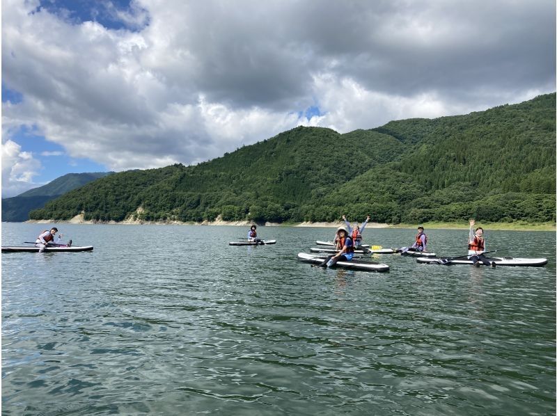 [Gifu/Shirakawa-go] Experience SUP on Lake Miboro, the largest lake in the Hida region! A very satisfying 150-minute course - beginners welcome! Families, groups and couples are welcome!の紹介画像