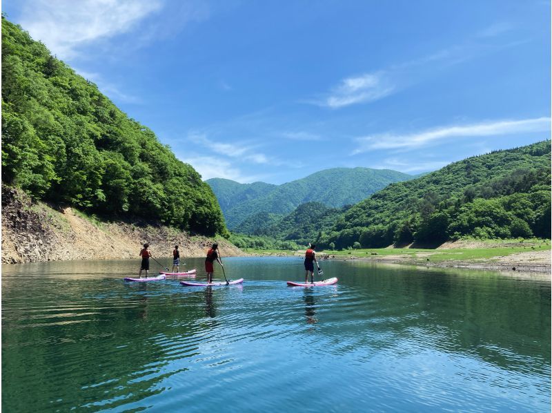 [岐阜/白川乡]在飞騨地区最大的湖泊美幌湖体验SUP！150分钟的课程非常充实，初学者也欢迎！家庭、团体、情侣均可参加！の紹介画像