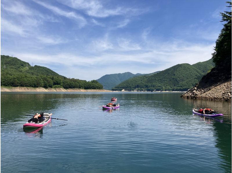[岐阜/白川乡]在飞騨地区最大的湖泊美幌湖体验SUP！150分钟的课程非常充实，初学者也欢迎！家庭、团体、情侣均可参加！の紹介画像