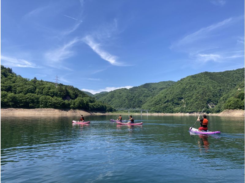 [岐阜/白川乡]在飞騨地区最大的湖泊美幌湖体验SUP！150分钟的课程非常充实，初学者也欢迎！家庭、团体、情侣均可参加！の紹介画像