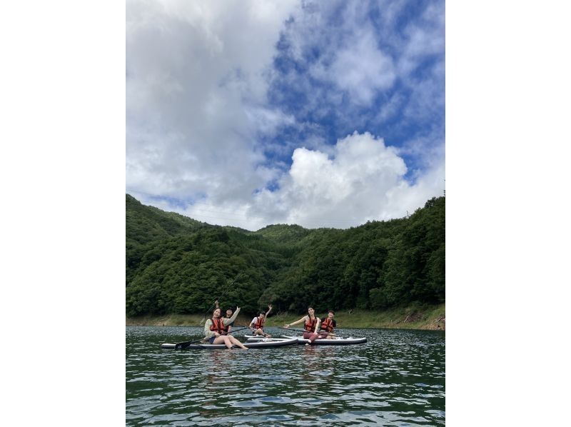 [Gifu/Shirakawa-go] Experience SUP on Lake Miboro, the largest lake in the Hida region! A very satisfying 150-minute course - beginners welcome! Families, groups and couples are welcome!の紹介画像