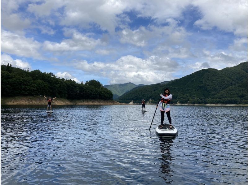 [岐阜/白川乡]在飞騨地区最大的湖泊美幌湖体验SUP！150分钟的课程非常充实，初学者也欢迎！家庭、团体、情侣均可参加！の紹介画像