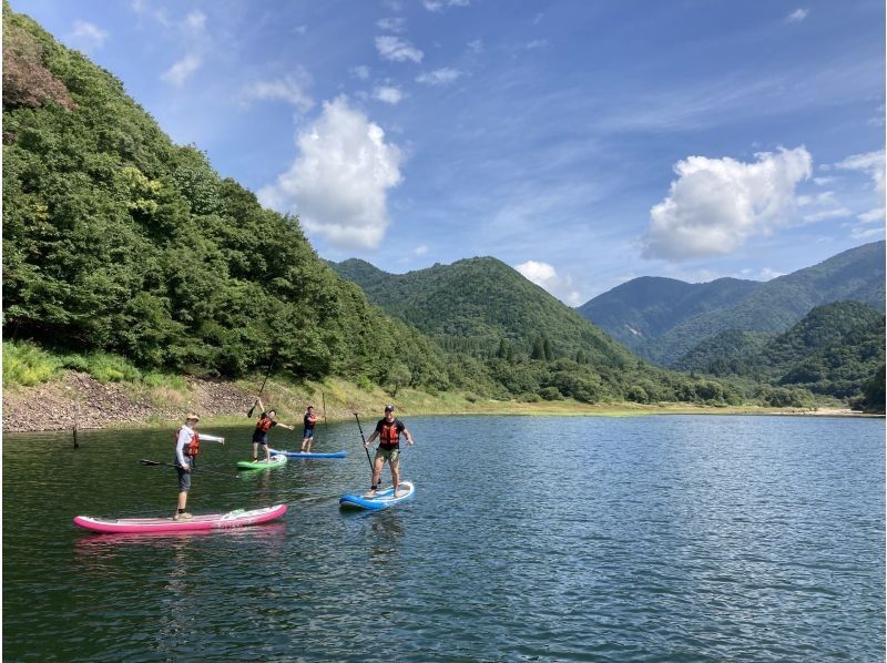 [Gifu/Shirakawa-go] Experience SUP on Lake Miboro, the largest lake in the Hida region! A very satisfying 150-minute course - beginners welcome! Families, groups and couples are welcome!の紹介画像