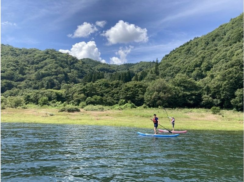 [Gifu/Shirakawa-go] Experience SUP on Lake Miboro, the largest lake in the Hida region! A very satisfying 150-minute course - beginners welcome! Families, groups and couples are welcome!の紹介画像