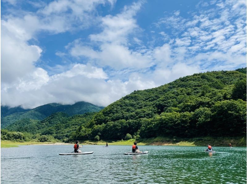 [Gifu/Shirakawa-go] Experience SUP on Lake Miboro, the largest lake in the Hida region! A very satisfying 150-minute course - beginners welcome! Families, groups and couples are welcome!の紹介画像