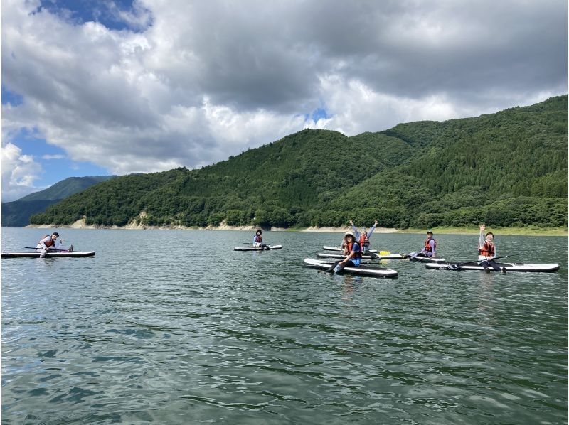 [岐阜/白川乡]在飞騨地区最大的湖泊美幌湖体验SUP！150分钟的课程非常充实，初学者也欢迎！家庭、团体、情侣均可参加！の紹介画像