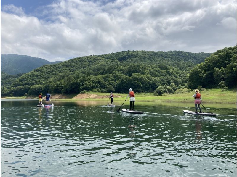 [岐阜/白川乡]在飞騨地区最大的湖泊美幌湖体验SUP！150分钟的课程非常充实，初学者也欢迎！家庭、团体、情侣均可参加！の紹介画像