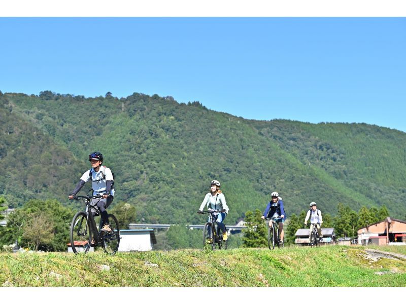 [岐阜/白川鄉]騎電動自行車探索世界遺產白川鄉的自然美景 - 非常令人滿意的私人旅行（180分鐘路線）歡迎家庭和團體！の紹介画像
