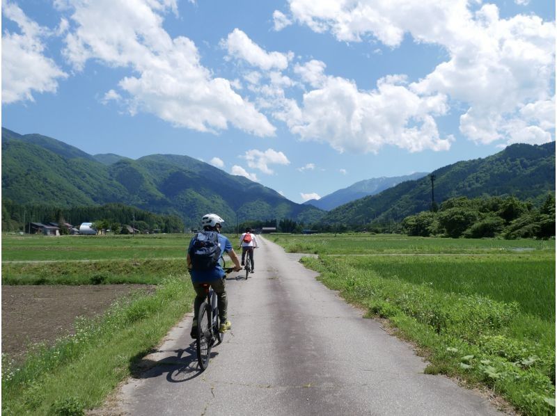 [Gifu / Shirakawa-go] Explore the natural beauty of the World Heritage Site Shirakawa-go by e-bike - a highly satisfying private tour (180-minute course) Families and groups are welcome!の紹介画像
