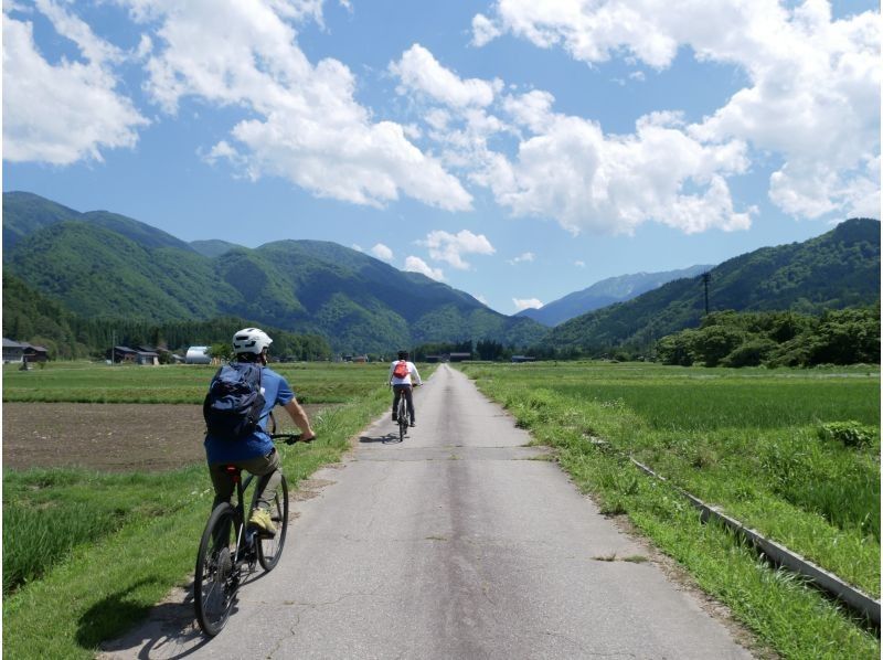 [Gifu / Shirakawa-go] Explore the natural beauty of the World Heritage Site Shirakawa-go by e-bike - a highly satisfying private tour (180-minute course) Families and groups are welcome!の紹介画像