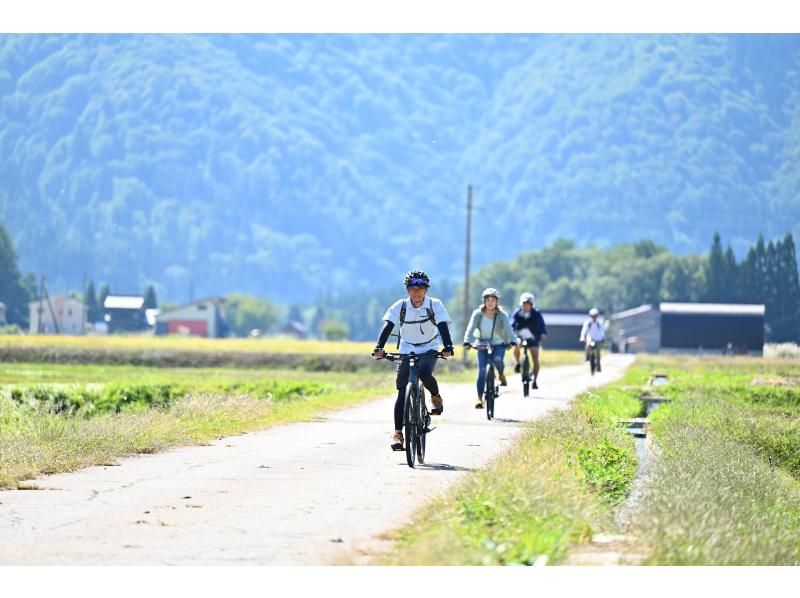 [岐阜/白川鄉]騎電動自行車探索世界遺產白川鄉的自然美景 - 非常令人滿意的私人旅行（180分鐘路線）歡迎家庭和團體！の紹介画像