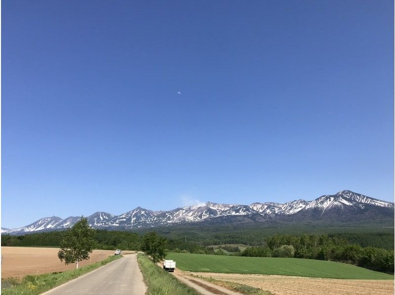 [Hokkaido, Furano] Electric Assist Bicycle Tour MTB ~ Breathtaking views! Natural spring water and photo spots! No need to speak Japanese (groups up to 60 people)の紹介画像