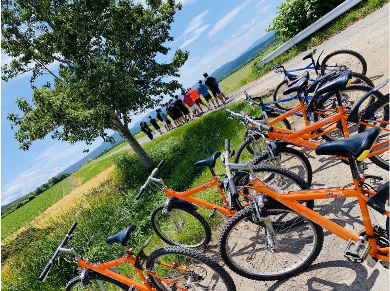 [Hokkaido, Furano] Electric Assist Bicycle Tour MTB ~ Breathtaking views! Natural spring water and photo spots! No need to speak Japanese (groups up to 60 people)の紹介画像