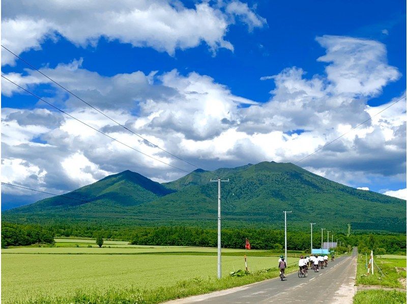 [Hokkaido, Furano] Electric Assist Bicycle Tour MTB ~ Breathtaking views! Natural spring water and photo spots! No need to speak Japanese (groups up to 60 people)の紹介画像