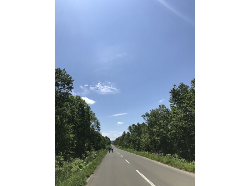[Hokkaido, Furano] Electric Assist Bicycle Tour MTB ~ Breathtaking views! Natural spring water and photo spots! No need to speak Japanese (groups up to 60 people)の紹介画像