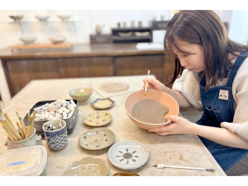 【大阪梅田】5寸盛り鉢を手作りする陶芸体験☆おうちごはんも楽しめる直径約20㎝のお皿を手作り♪の紹介画像