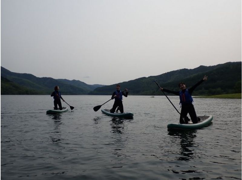 【北海道・南富良野】かなやま湖でSUP体験！写真データ無料！１０歳から参加OK！当日申込OK）！の紹介画像