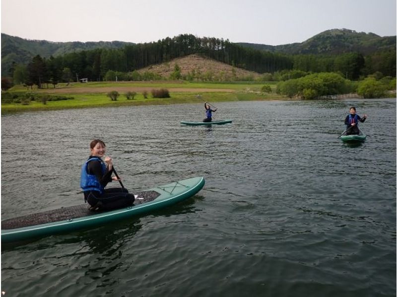 【北海道・南富良野】かなやま湖でSUP体験！写真データ無料！１０歳から参加OK！当日申込OK）！の紹介画像