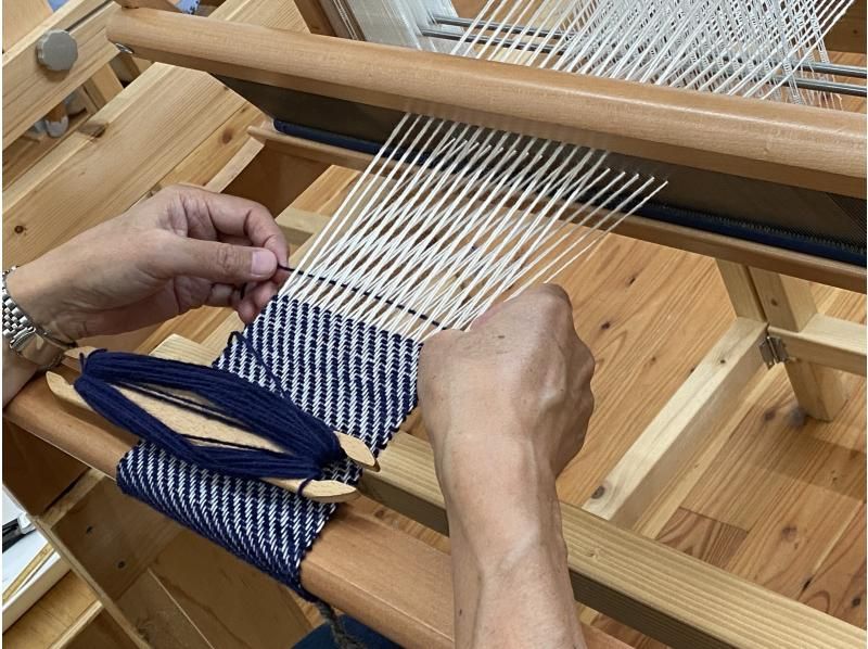 【岩手・盛岡】ホームスパンの聖地へ行こう！ひとり旅のイチオシ、1日で綾織ミニマフラーを織るの紹介画像