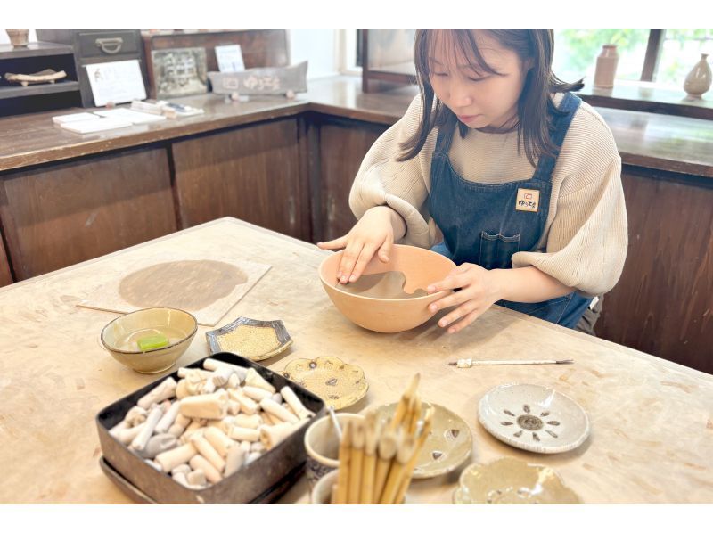 [东京银座]陶艺体验制作5英寸的盛菜碗☆制作一个直径约20厘米的盘子，在家享用♪の紹介画像