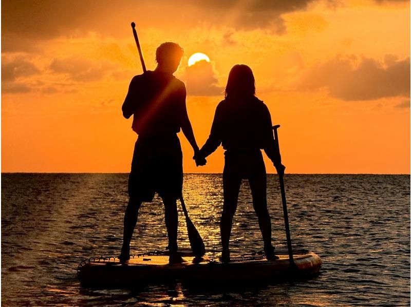 【石垣島｜サンセットSUP】最新ドローン撮影付き！特別な夕日を2人占め/写真データ無料の紹介画像