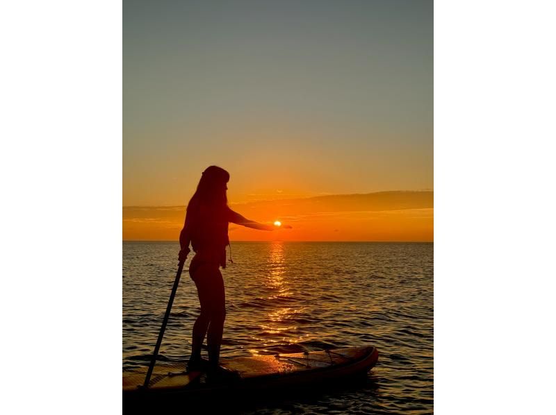 《サンセットSUP》女性やカップルに人気！感動の絶景を海上で堪能★シャワー、ドライヤー完備！★写真データ無料の紹介画像