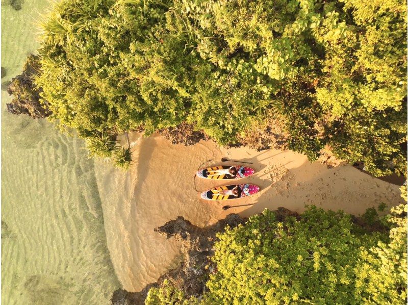 [เกาะอิชิงากิ | Sunset SUP] เพลิดเพลินกับพระอาทิตย์ตกดินสุดพิเศษด้วยโดรน 5K สำหรับสองคน / ข้อมูลภาพถ่ายฟรีの紹介画像