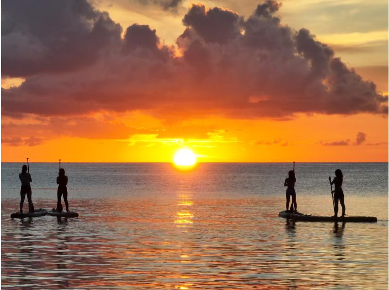 [เกาะอิชิงากิ | Sunset SUP] เพลิดเพลินกับพระอาทิตย์ตกดินสุดพิเศษด้วยโดรน 5K สำหรับสองคน / ข้อมูลภาพถ่ายฟรีの紹介画像