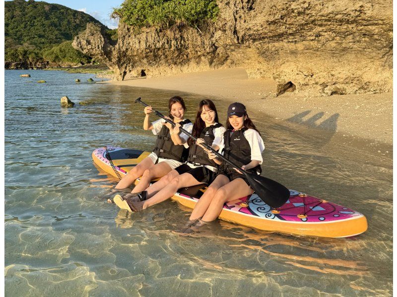 【石垣島｜サンセットSUP】最新ドローン撮影付き！特別な夕日を2人占め/写真データ無料の紹介画像