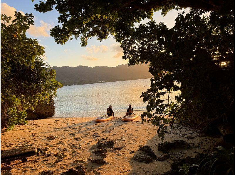 [เกาะอิชิงากิ | Sunset SUP] เพลิดเพลินกับพระอาทิตย์ตกดินสุดพิเศษด้วยโดรน 5K สำหรับสองคน / ข้อมูลภาพถ่ายฟรีの紹介画像