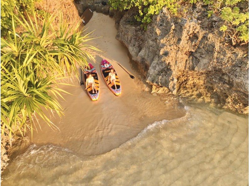 [เกาะอิชิงากิ | Sunset SUP] เพลิดเพลินกับพระอาทิตย์ตกดินสุดพิเศษด้วยโดรน 5K สำหรับสองคน / ข้อมูลภาพถ่ายฟรีの紹介画像