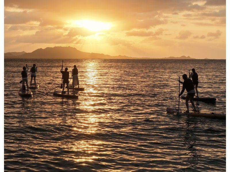 【石垣島｜サンセットSUP】最新ドローン撮影付き！特別な夕日を2人占め/写真データ無料の紹介画像