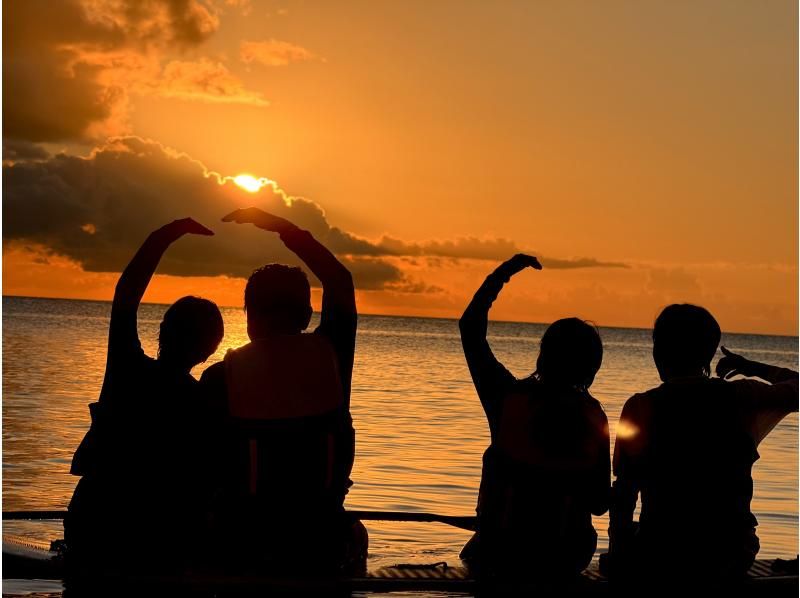 [เกาะอิชิงากิ | Sunset SUP] เพลิดเพลินกับพระอาทิตย์ตกดินสุดพิเศษด้วยโดรน 5K สำหรับสองคน / ข้อมูลภาพถ่ายฟรีの紹介画像
