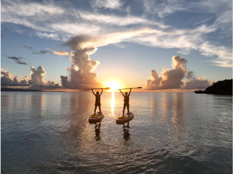 【이시가키 섬 | 선셋 SUP】 5K 드론과 특별한 석양을 2 명 차지 / 사진 데이터 무료の紹介画像