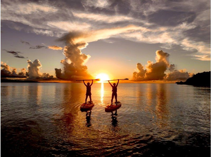 [เกาะอิชิงากิ | Sunset SUP] เพลิดเพลินกับพระอาทิตย์ตกดินสุดพิเศษด้วยโดรน 5K สำหรับสองคน / ข้อมูลภาพถ่ายฟรีの紹介画像